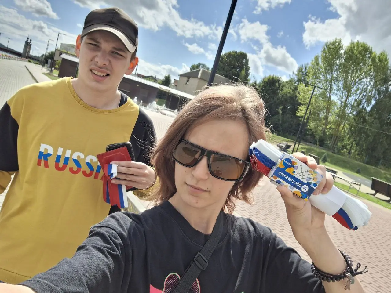 Акциия по раздаче лент-триколор