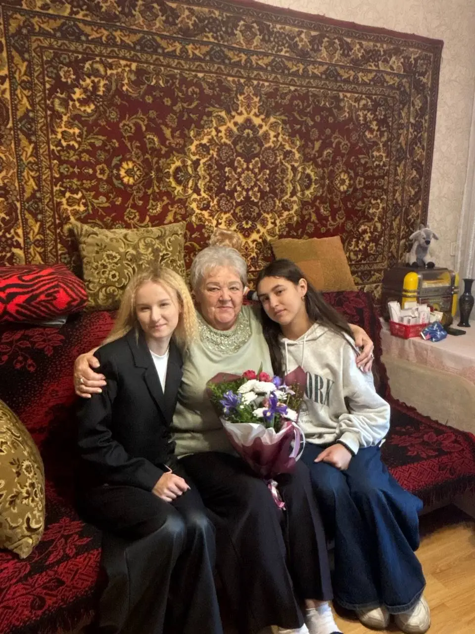 Поздравление ветерана образования: визит студентов Технологического колледжа к Галине Васильевне Козловой